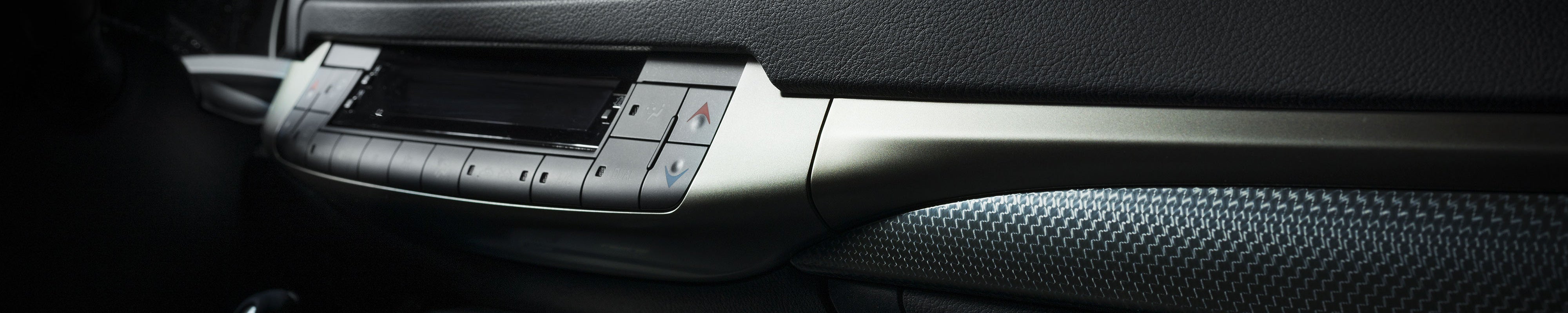 Cockpit, Kunststoff und Gummi